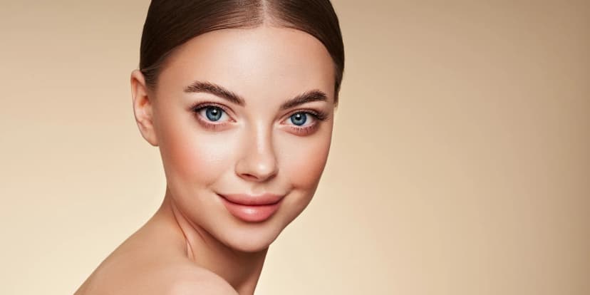 Krásná již po probuzení: úprava a barvení obočí, laminace či lash lifting řas