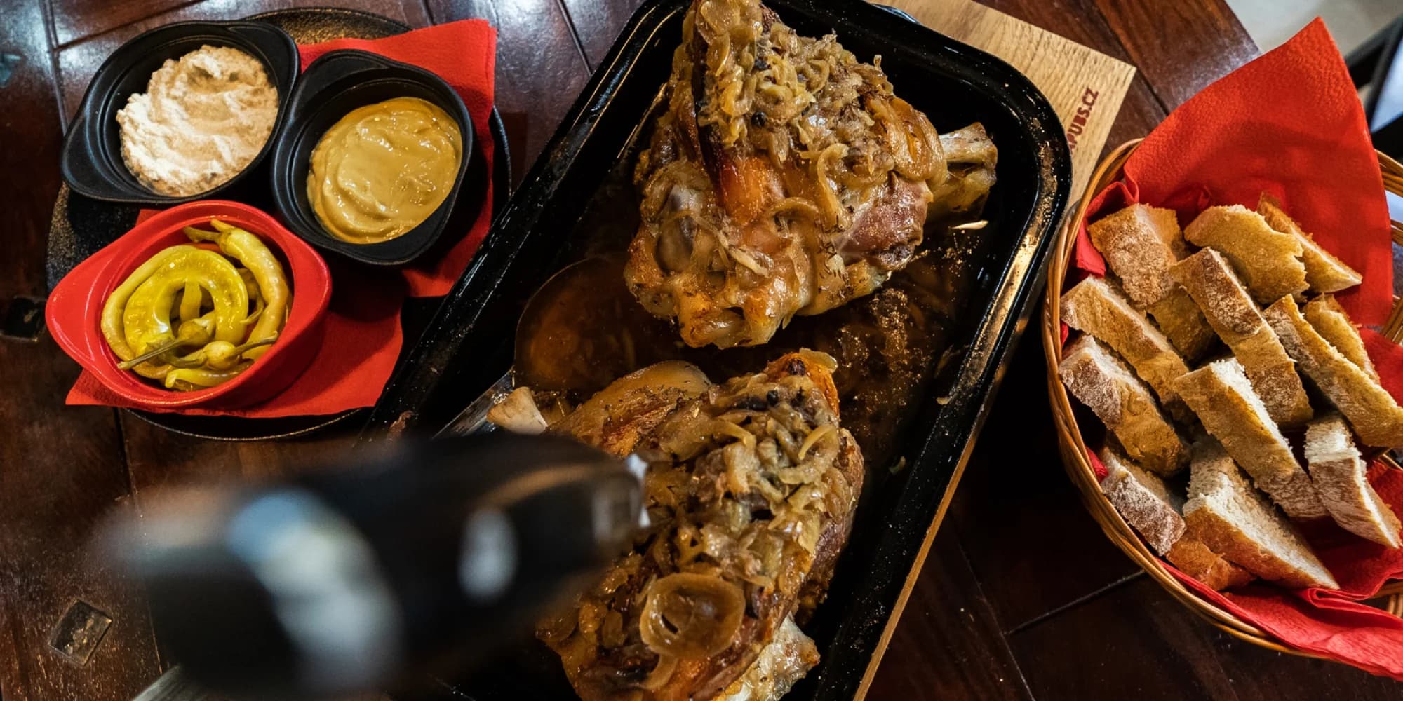 Jedno nebo dvě pomalu pečená kolena i s velkými pivy Pilsner Urquell