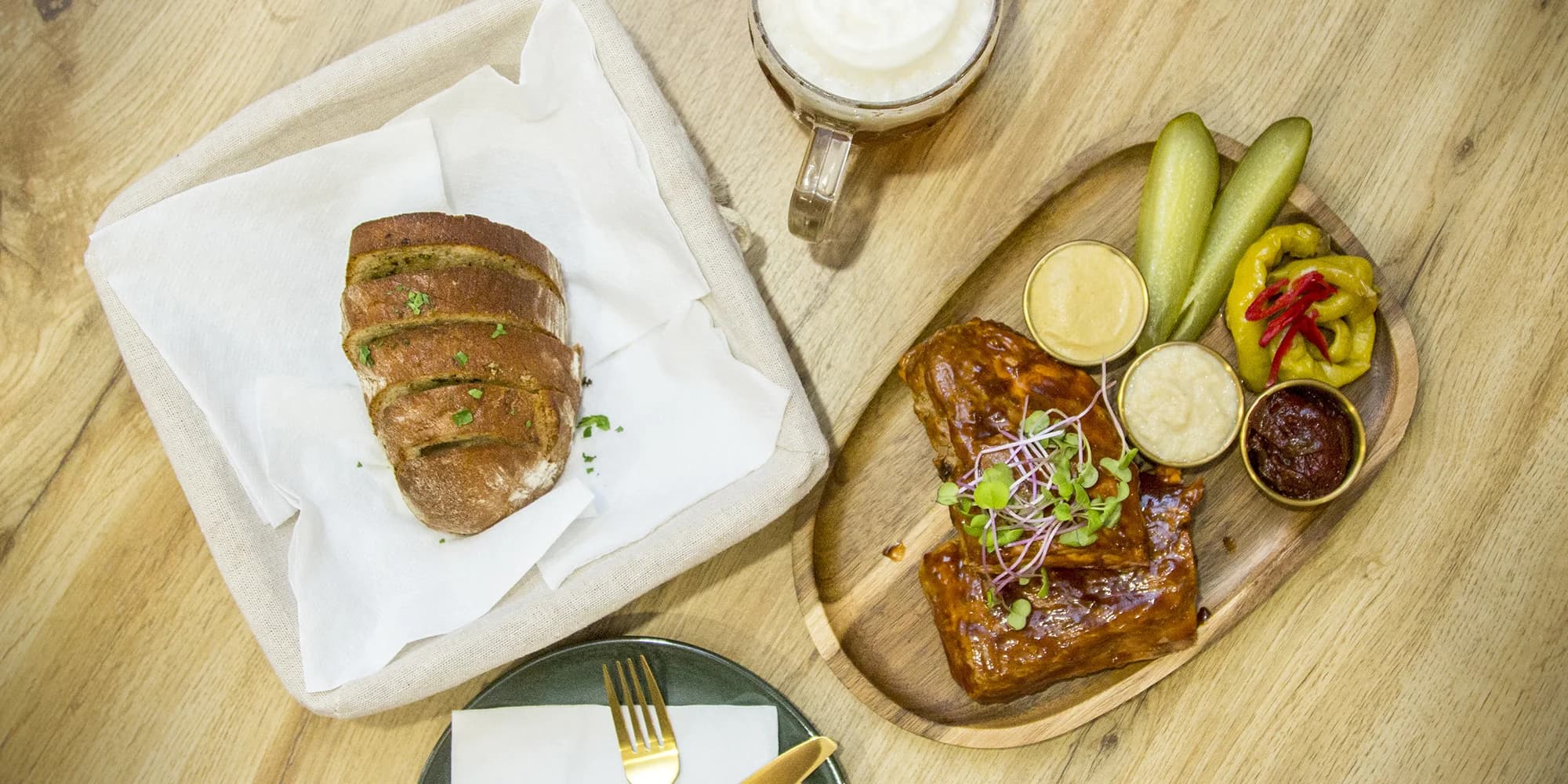 Poctivá hostina pro 1 až 4 osoby: půl kila žeber, omáčky, zelenina, pečivo i pivo