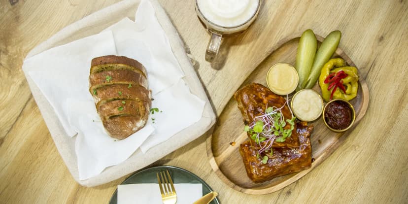 Poctivá hostina pro 1 až 4 osoby: půl kila žeber, omáčky, zelenina, pečivo i pivo