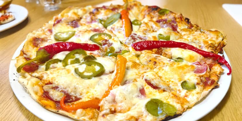 Maxi pizza o průměru 60 cm: sýrová, se šunkou nebo slaninová s kozími rohy