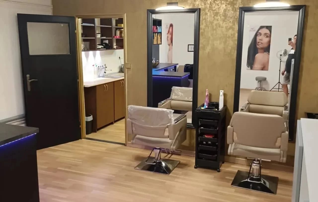 Dámský střih včetně stylingu a masáže hlavy v salonu v Letňanech