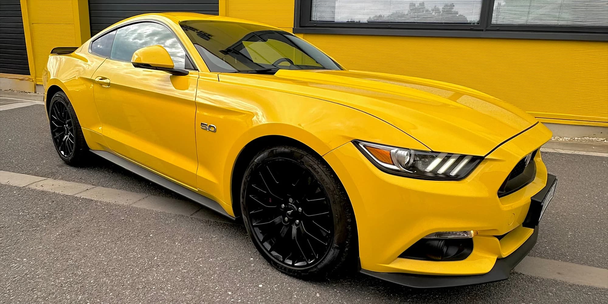 Ford Mustang 5.0 GT: 20 min. spolujízdy, 30 min. řízení nebo zapůjčení až na 24 hod.