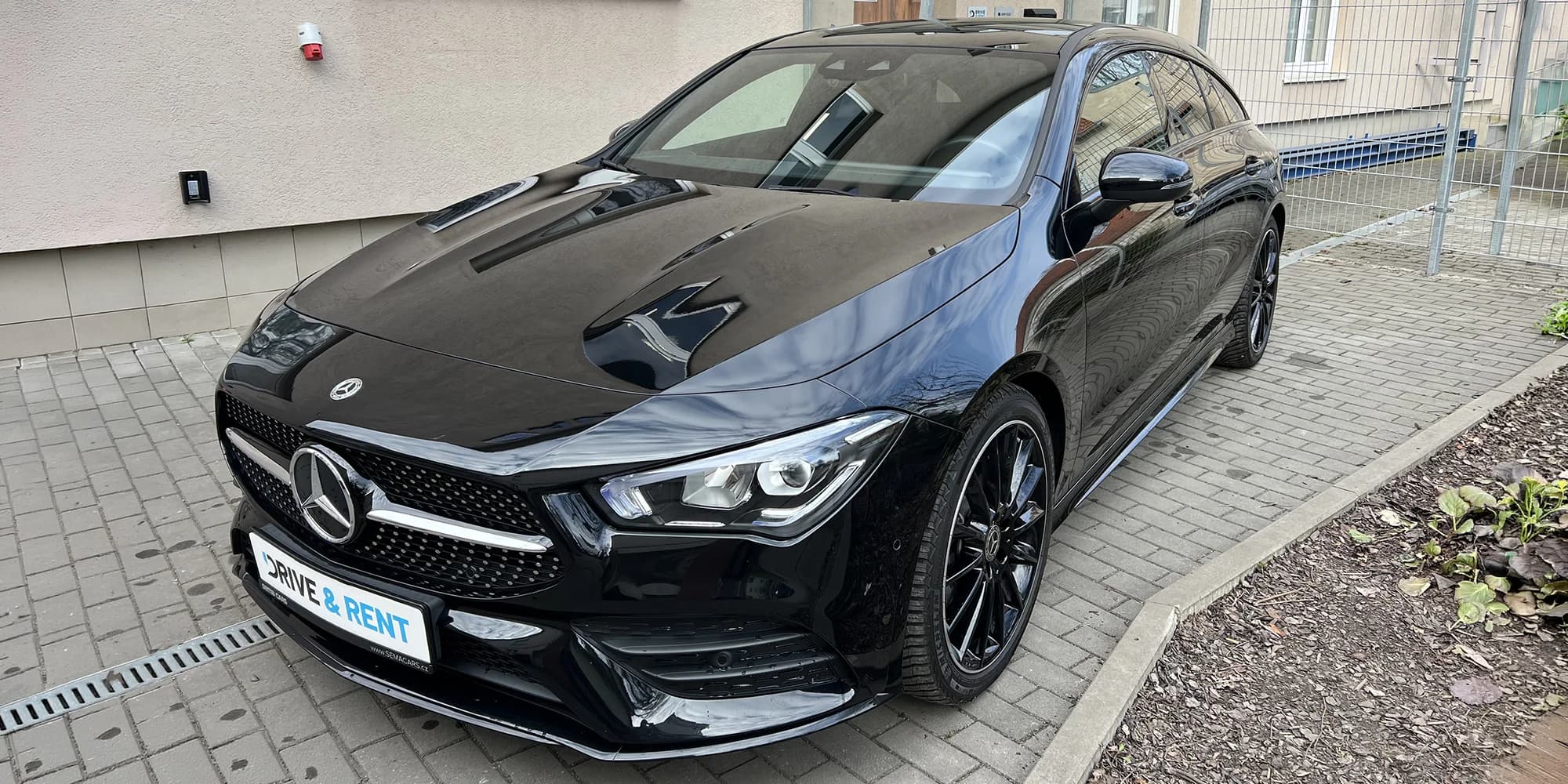 Pronájem vozu Mercedes-Benz CLA 250 AMG packet na 24 či 48 hodin i na celý víkend