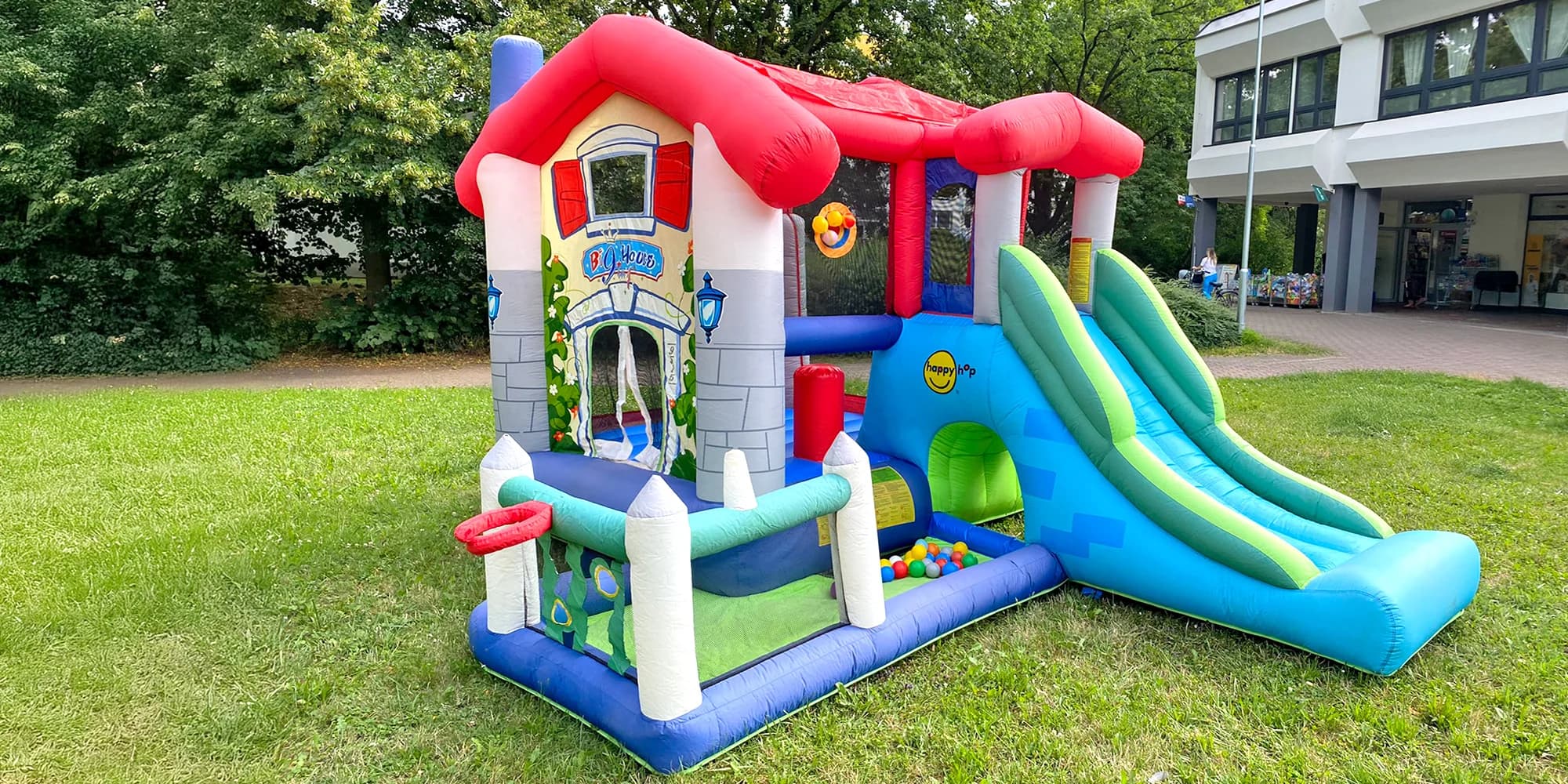 Zapůjčení skákacího hradu pro děti: klasický, vodní i rytířský, na 1–3 dny