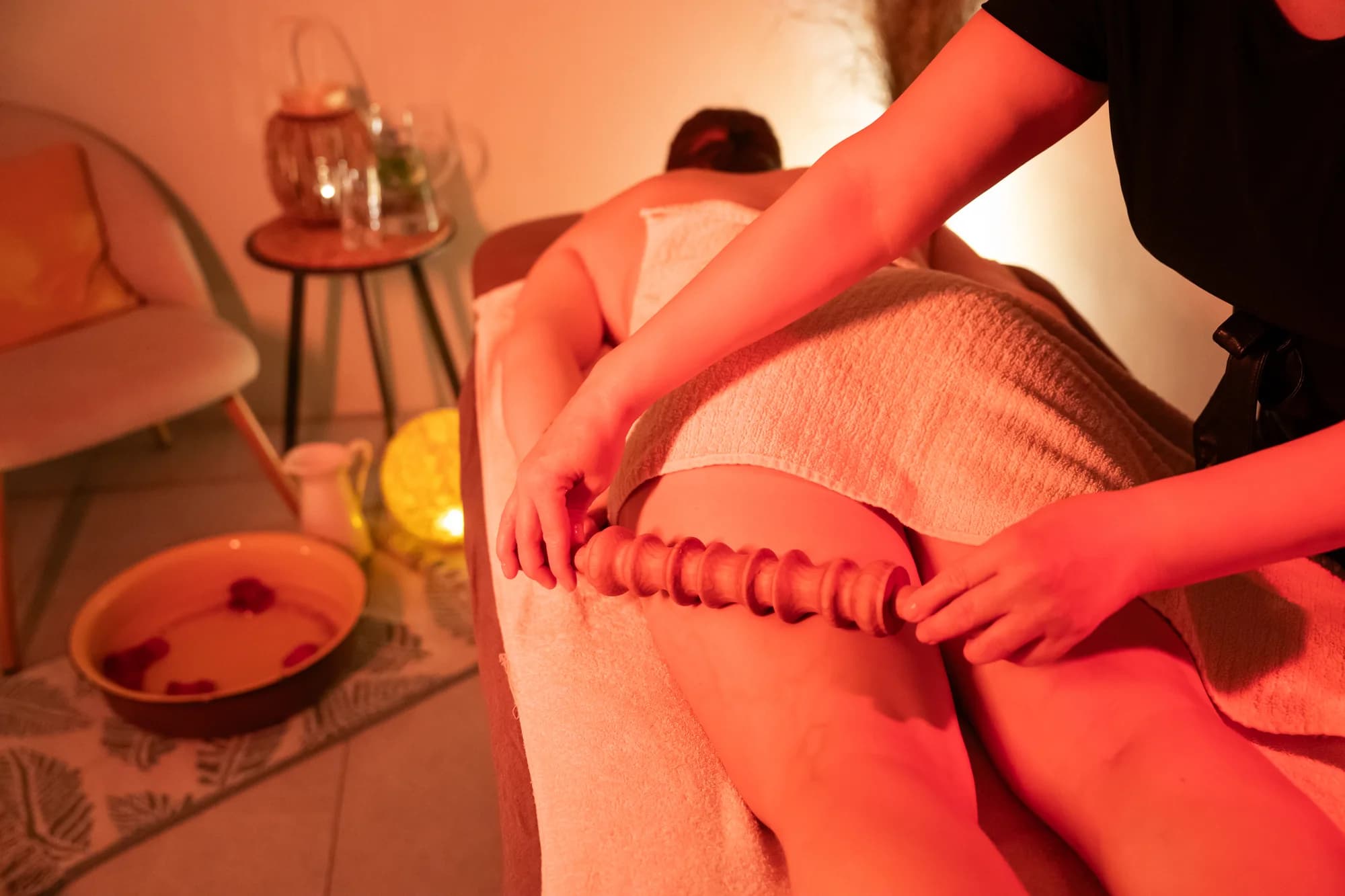 Masáž dle výběru: maderoterapie dřevěnými válečky nebo anticelulitidní masáž baňkami