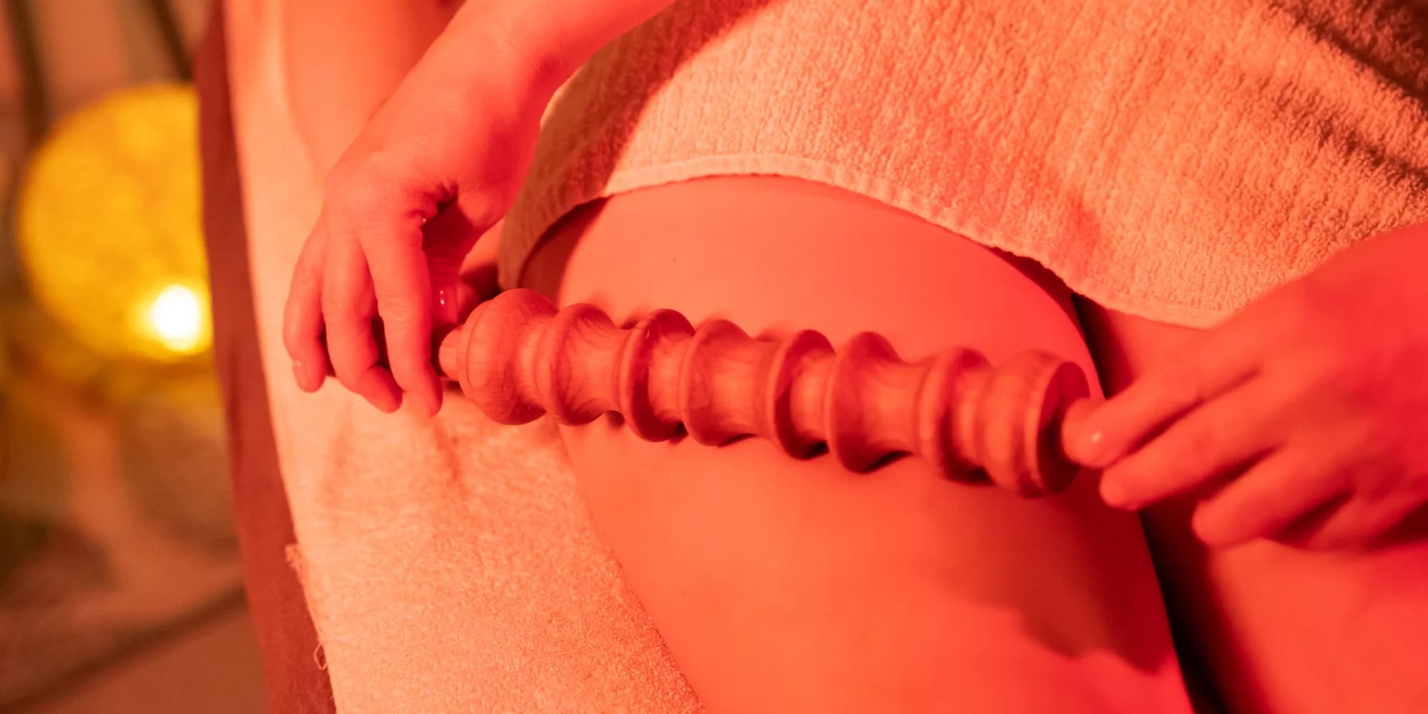 Masáž dle výběru: maderoterapie dřevěnými válečky nebo anticelulitidní masáž baňkami