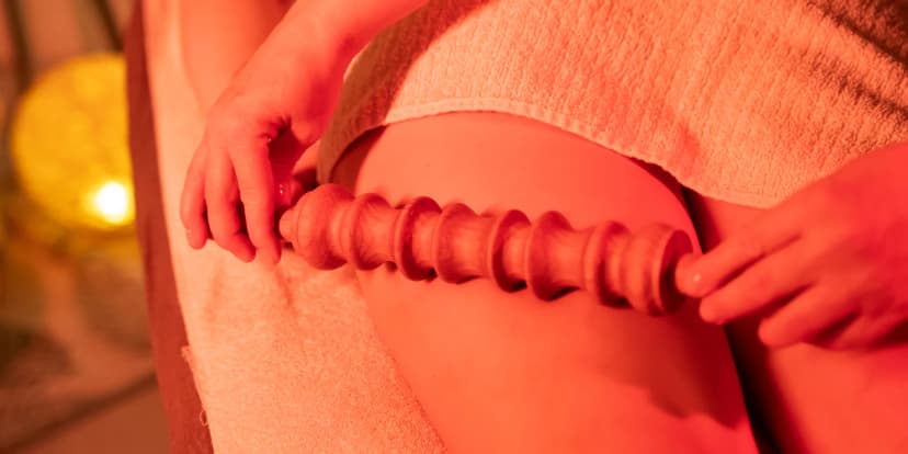 Masáž dle výběru: maderoterapie dřevěnými válečky nebo anticelulitidní masáž baňkami