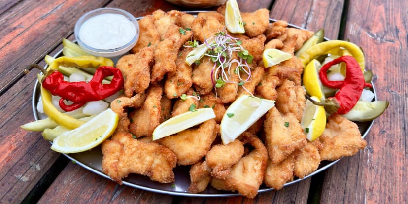 1 kg kuřecích či vepřových řízečků vč. chleba, kyselé okurky i beraních rohů