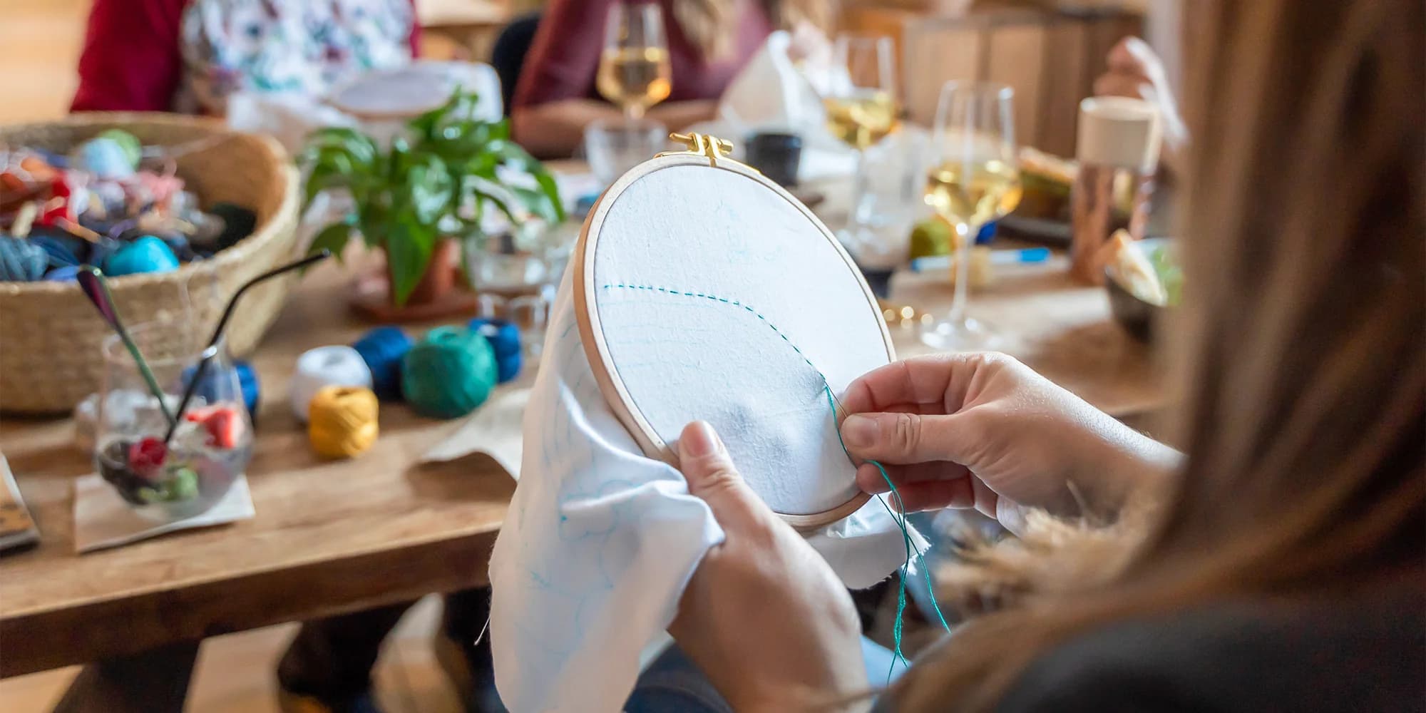 3hod. kurz vyšívání: volná výšivka, upcycling i tisk válečky na zeď