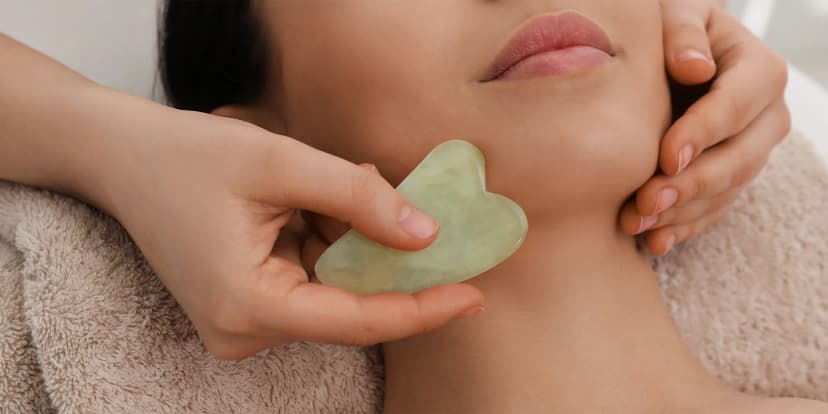 Omlazující obličejové masáže: liftingová, gua sha i hollywoodská