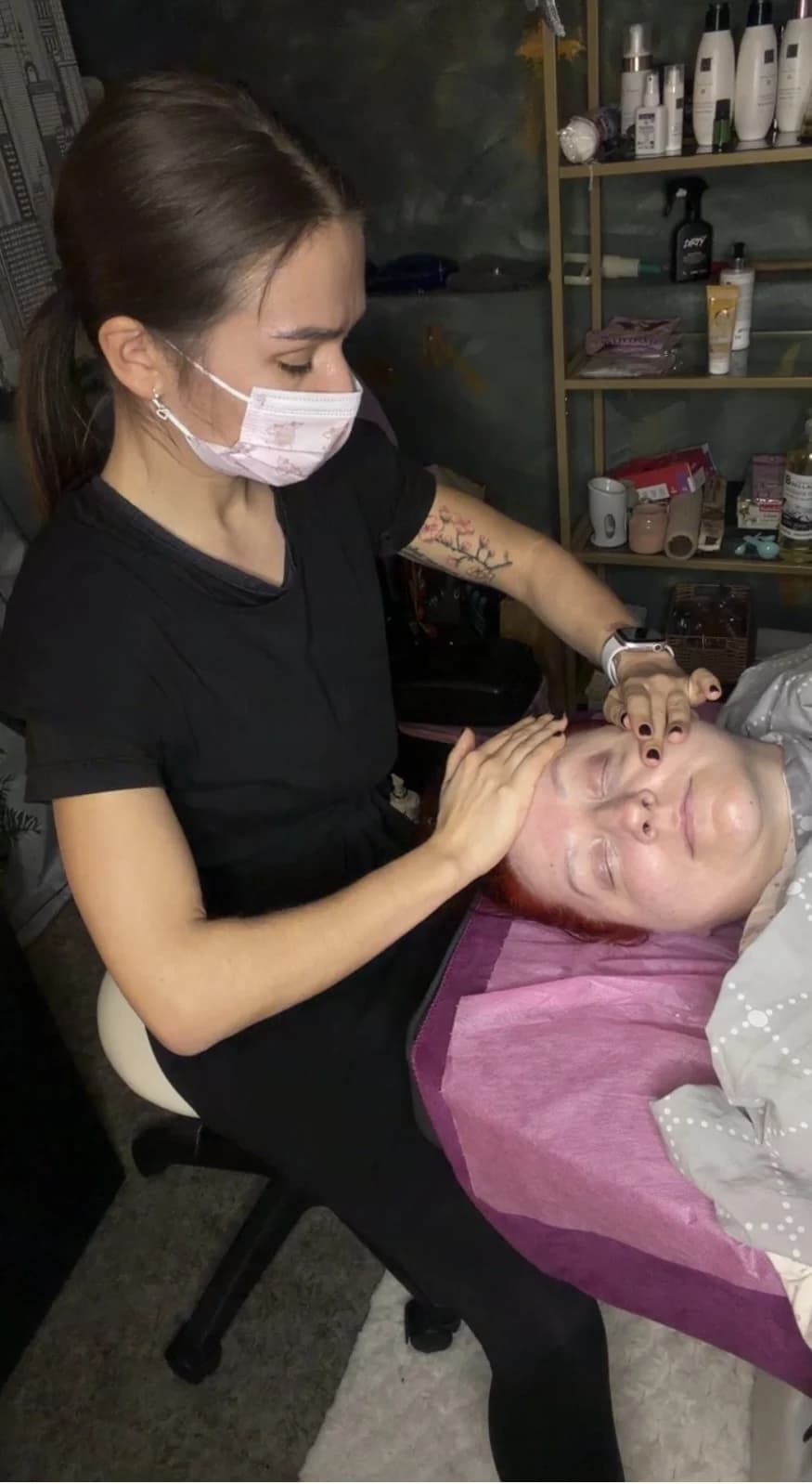 Omlazující obličejové masáže: liftingová, gua sha i hollywoodská
