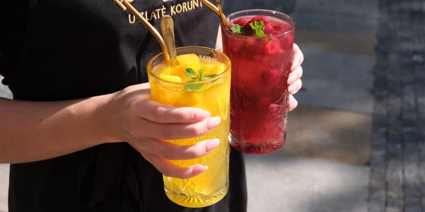 Velká limonáda s kousky ovoce pro 1 nebo 2 osoby: borůvka, maracuja, malina a další
