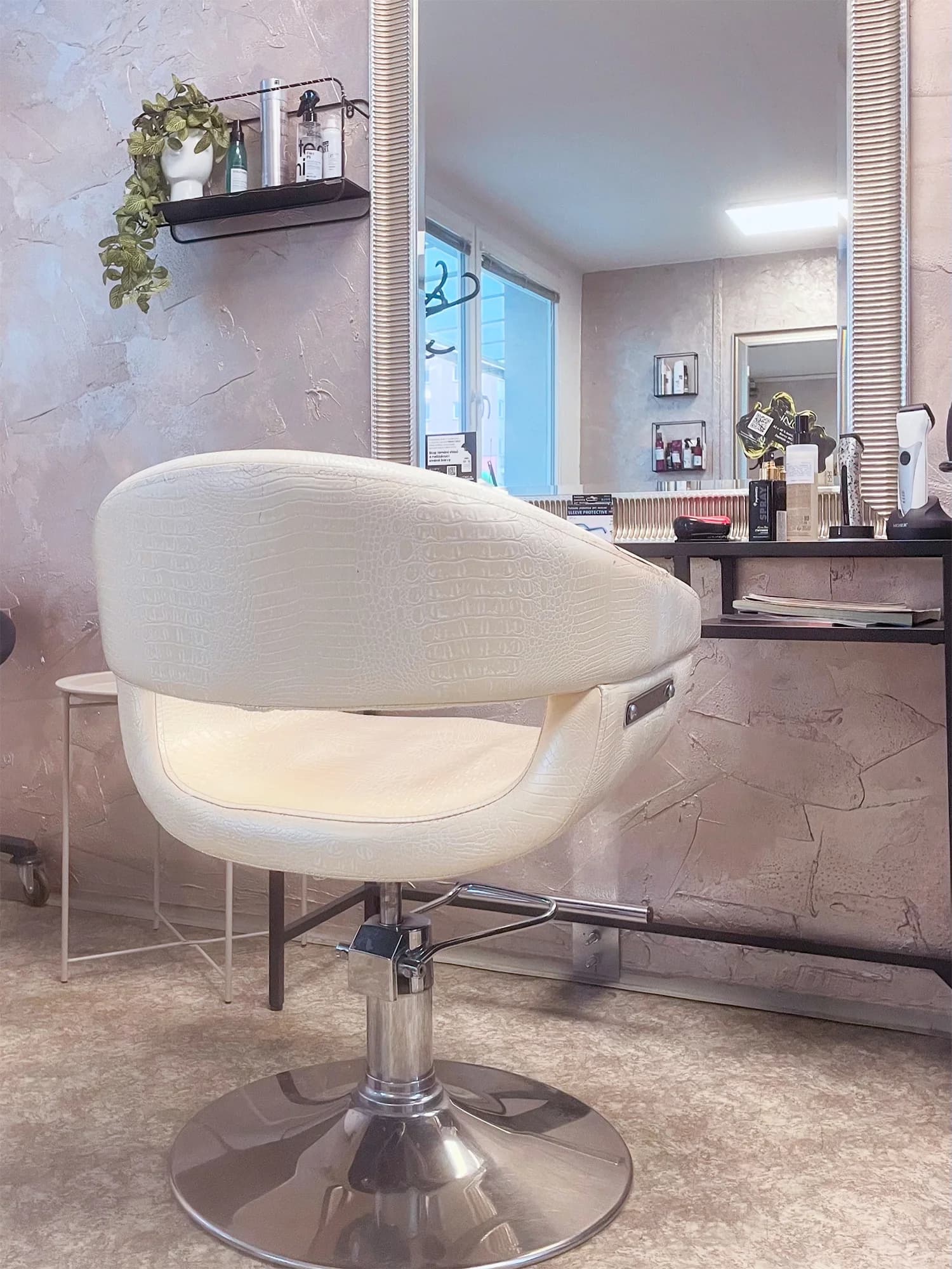 Dámský střih pro krátké i dlouhé vlasy: vč. mytí a foukané v oceněném salonu