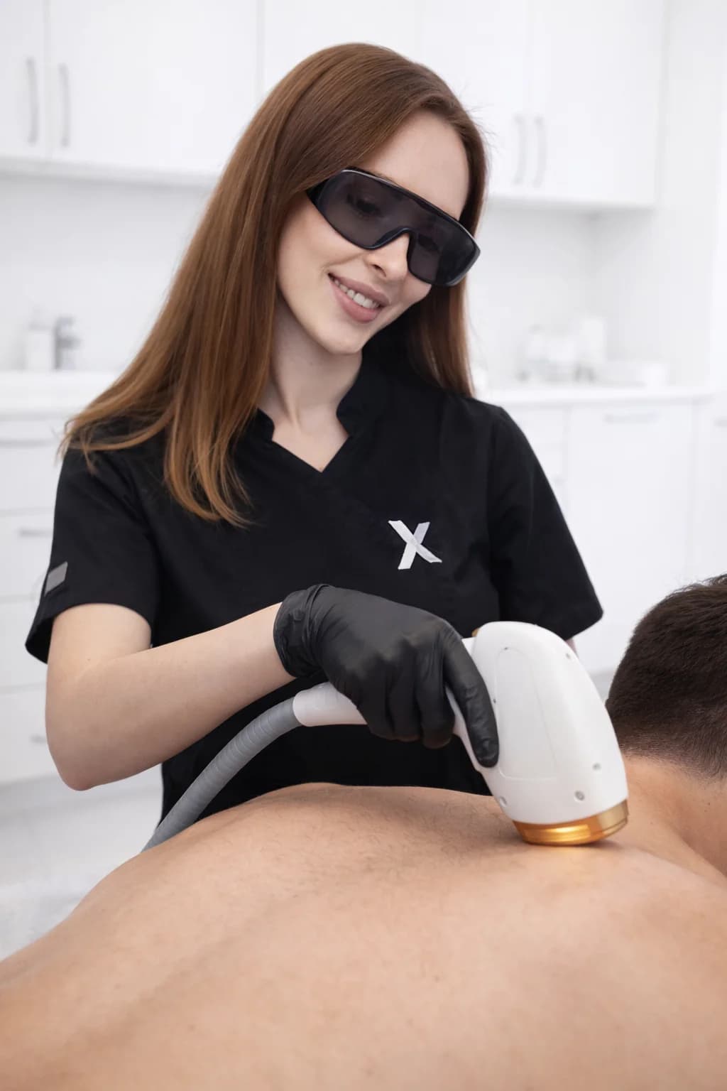 Laserová epilace pro muže: podpaží, hrudník, nohy, břicho i intimní partie