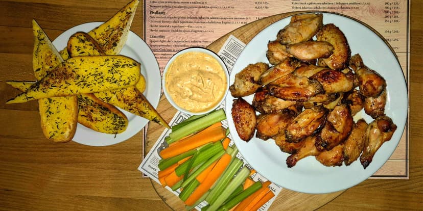 Kilo a půl šťavnatých Buffalo wings, dvoulitrový džbánek piva či limonády a dezert pro dva