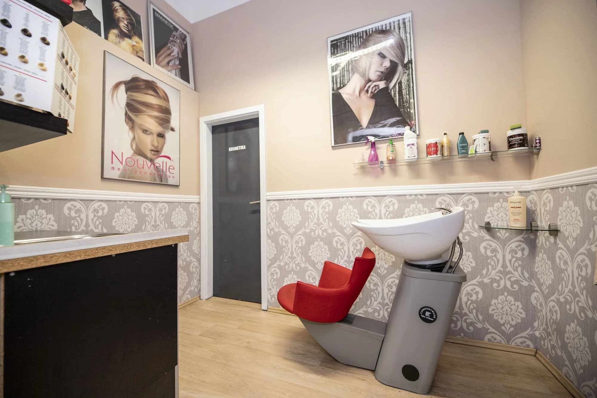 Perfektní střih nebo melír s regeneračním zábalem pro všechny délky vlasů