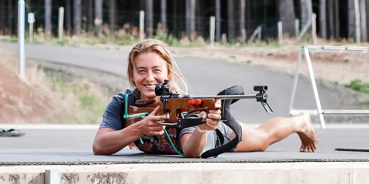 Letní biatlon na vlastní kůži: skupinové kurzy se zkušenými instruktory včetně juniorského mistra světa
