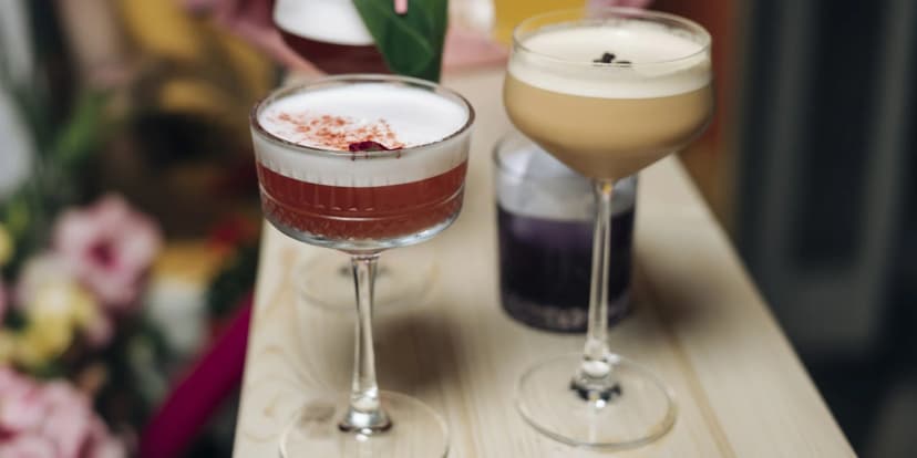 Masterclass přípravy tří koktejlů s barmanem nebo degustace šesti pálenek i s občerstvením