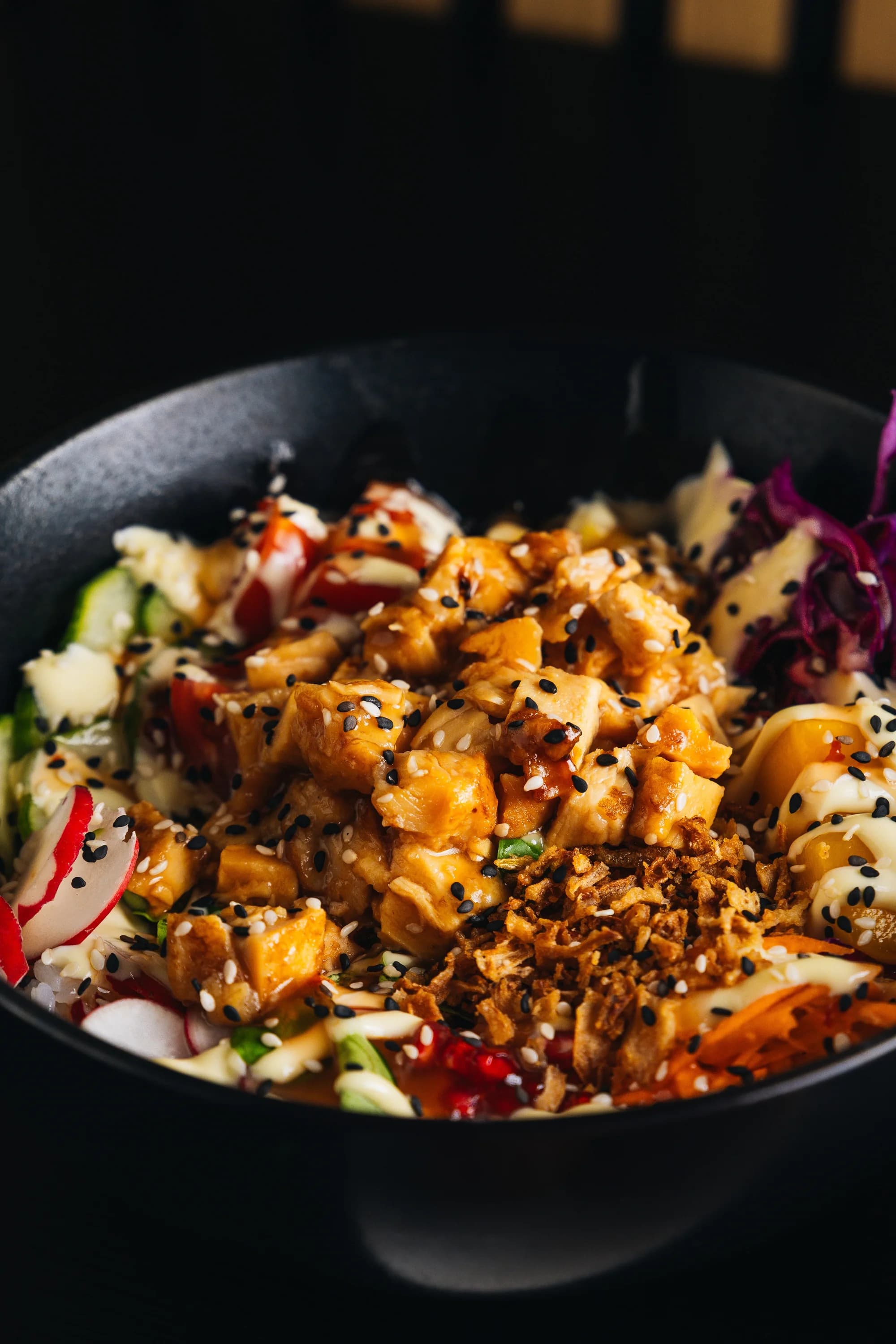 Havajský poke bowl s kuřetem, lososem či tofu a jarní závitek na odnos s sebou