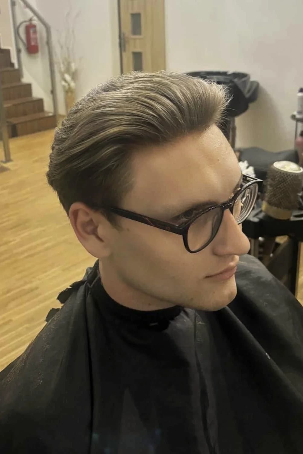Služby mladého barbera: střih fade do ztracena či klasika se zaholením kontur