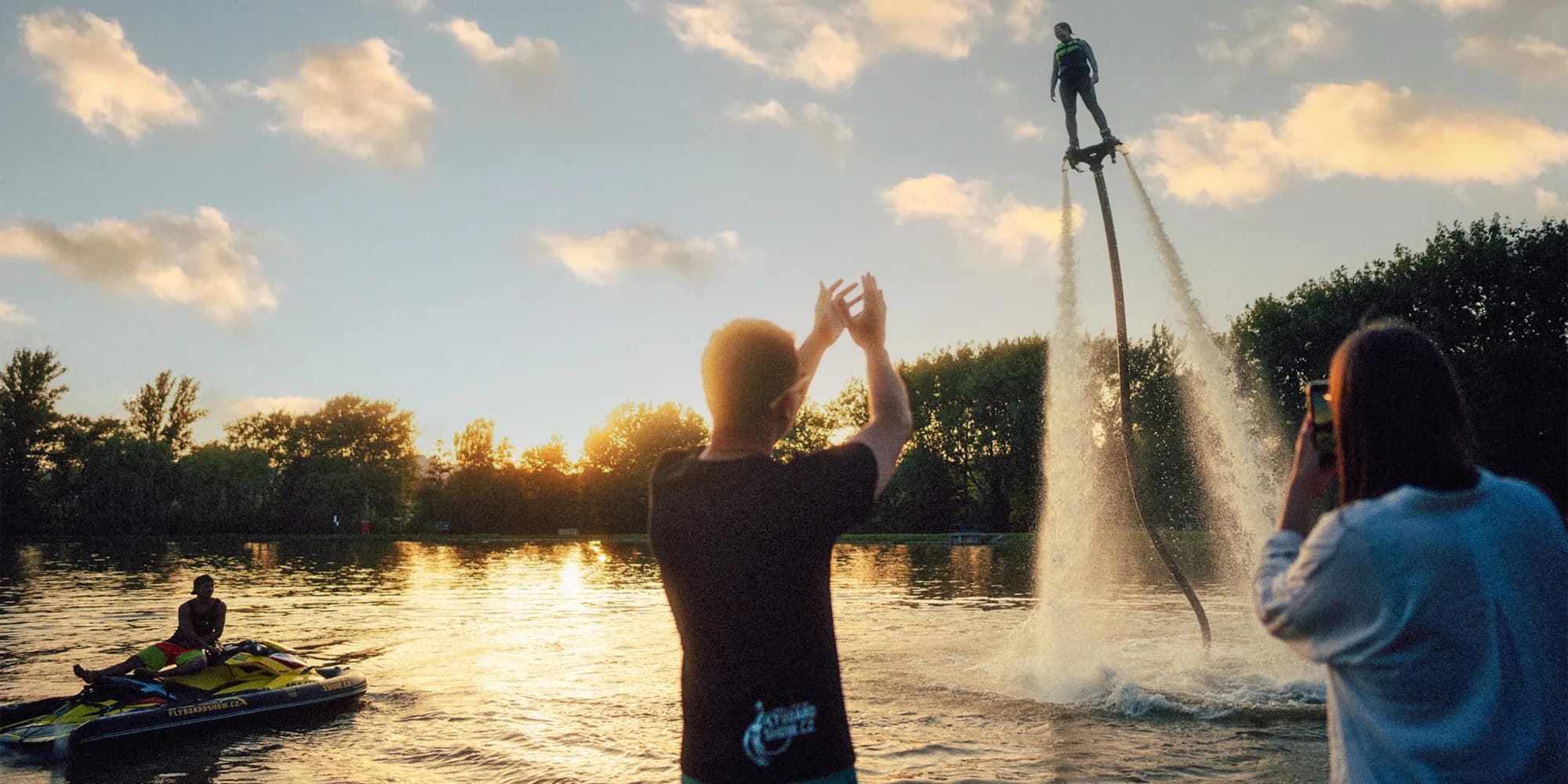 Tandemový let na flyboardu: rozlučka se svobodou nebo jiná oslava