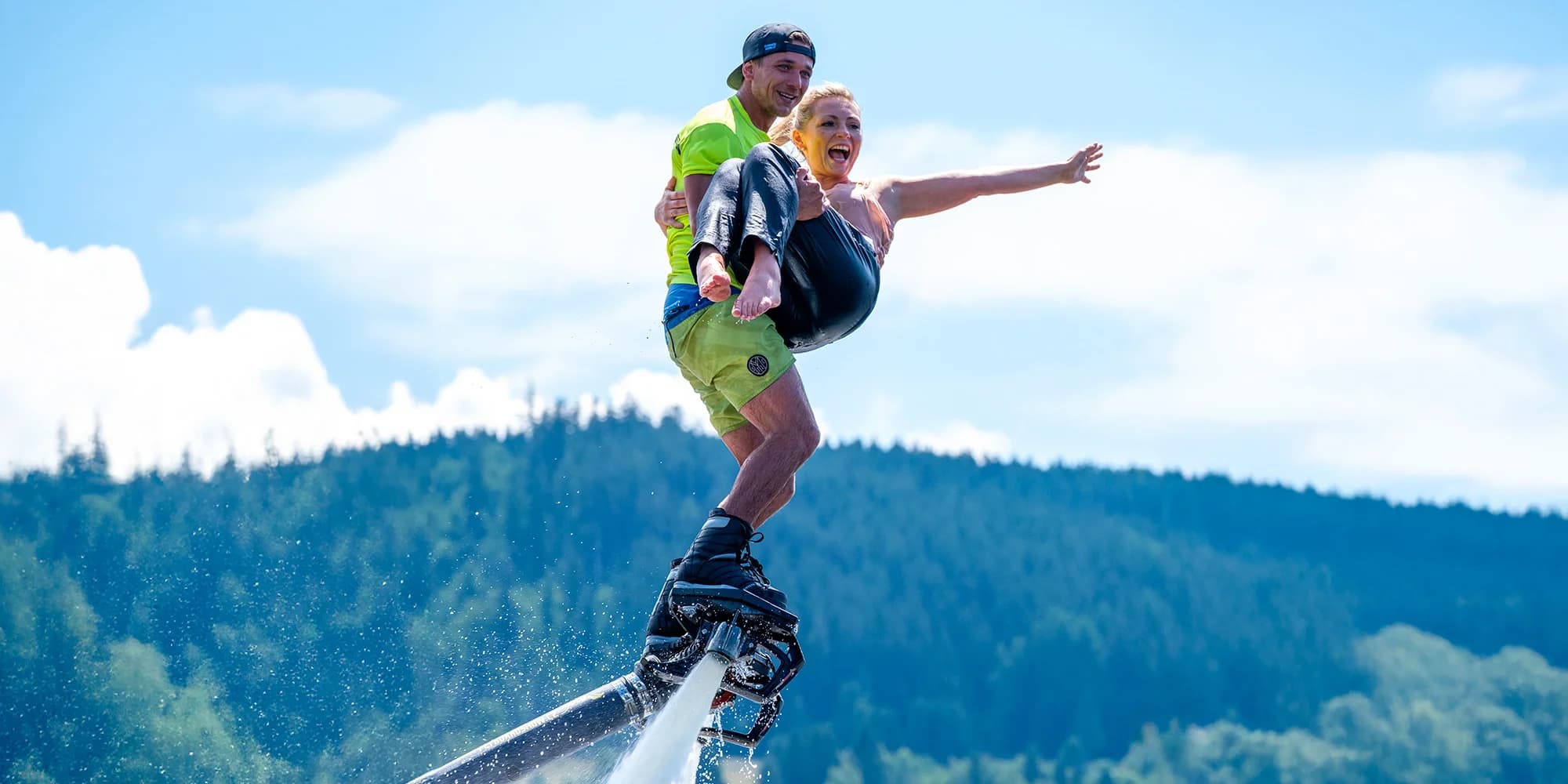 Tandemový let na flyboardu: rozlučka se svobodou nebo jiná oslava
