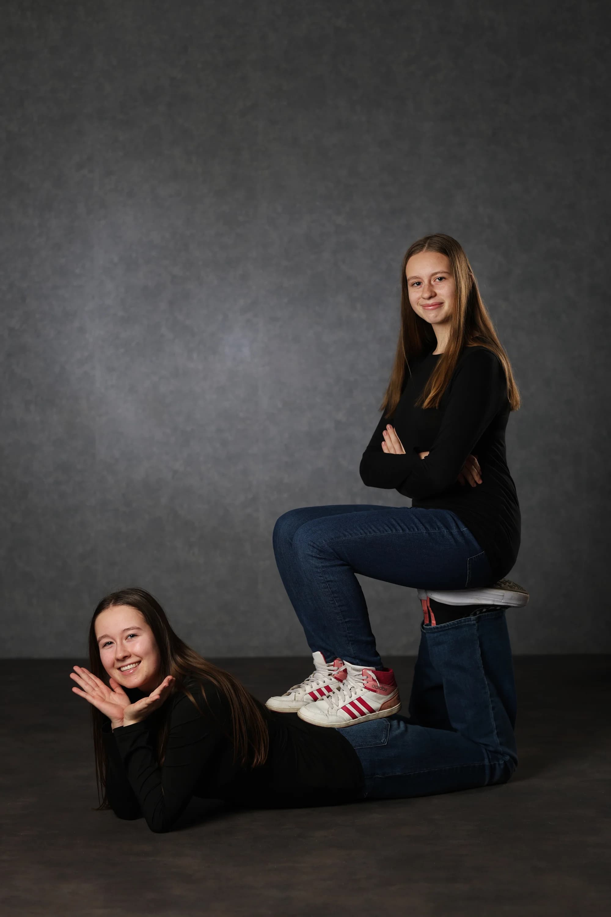 Aktuální trend akward focení: retro ateliérové portréty pro 1–4 osoby