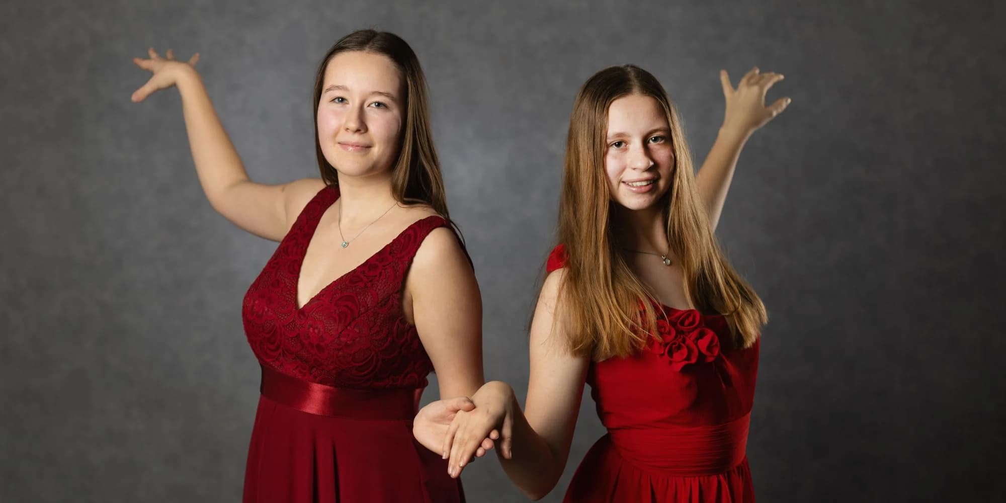 Aktuální trend akward focení: retro ateliérové portréty pro 1–4 osoby