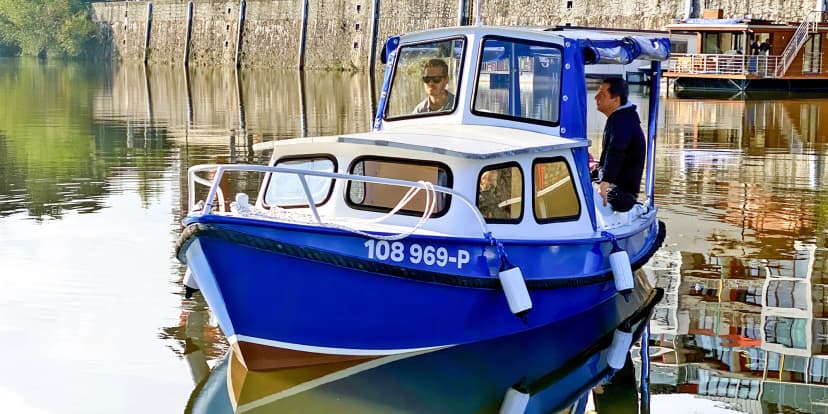 Zážitková plavba po Vltavě do Roztok a zpět: staňte se kapitánem na den