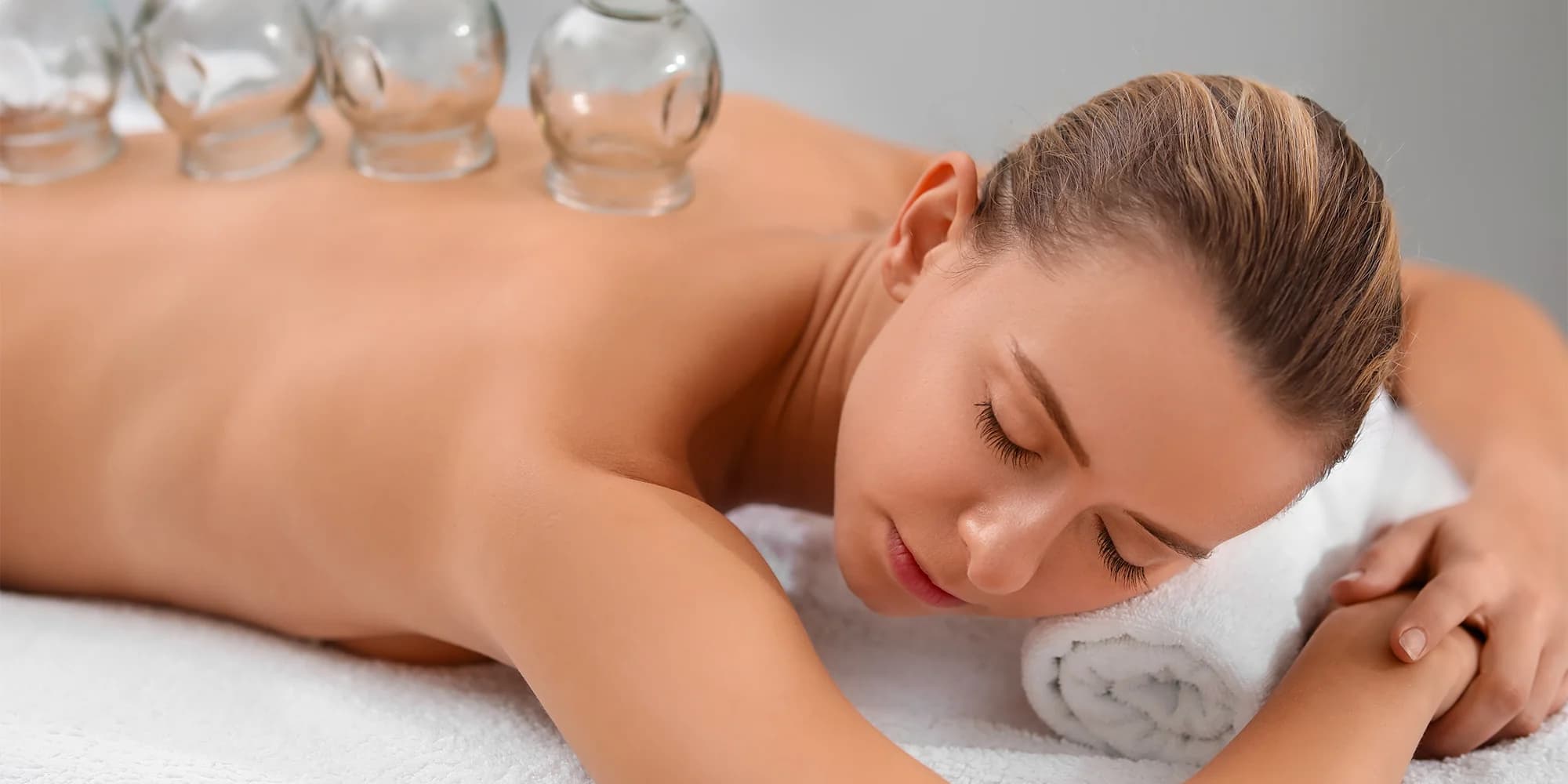 75 minut baňkování zad s masáží šíje nebo i nohou od masérky Adély Kišš