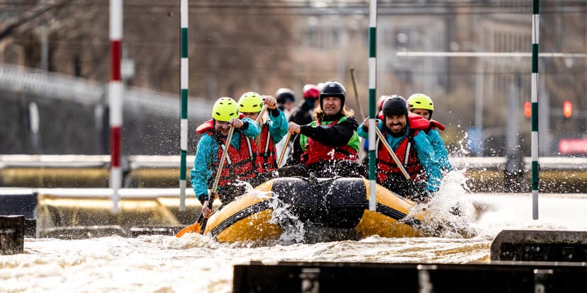 Jízda na raftu po Vltavě pro 1-4 osoby: 90 minut adrenalinu s výhledem na Hrad
