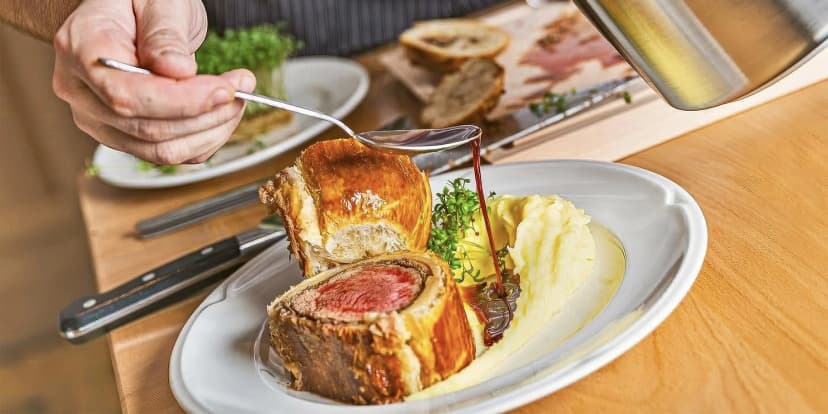 Rozmazlete své chuťové buňky: hovězí Wellington pro 2–⁠⁠⁠⁠⁠⁠3 osoby s lanýžovou bramborovou kaší