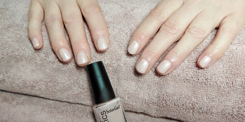 Bylinková manikúra s relaxační masáží šíje: 75 min. péče a odpočinku