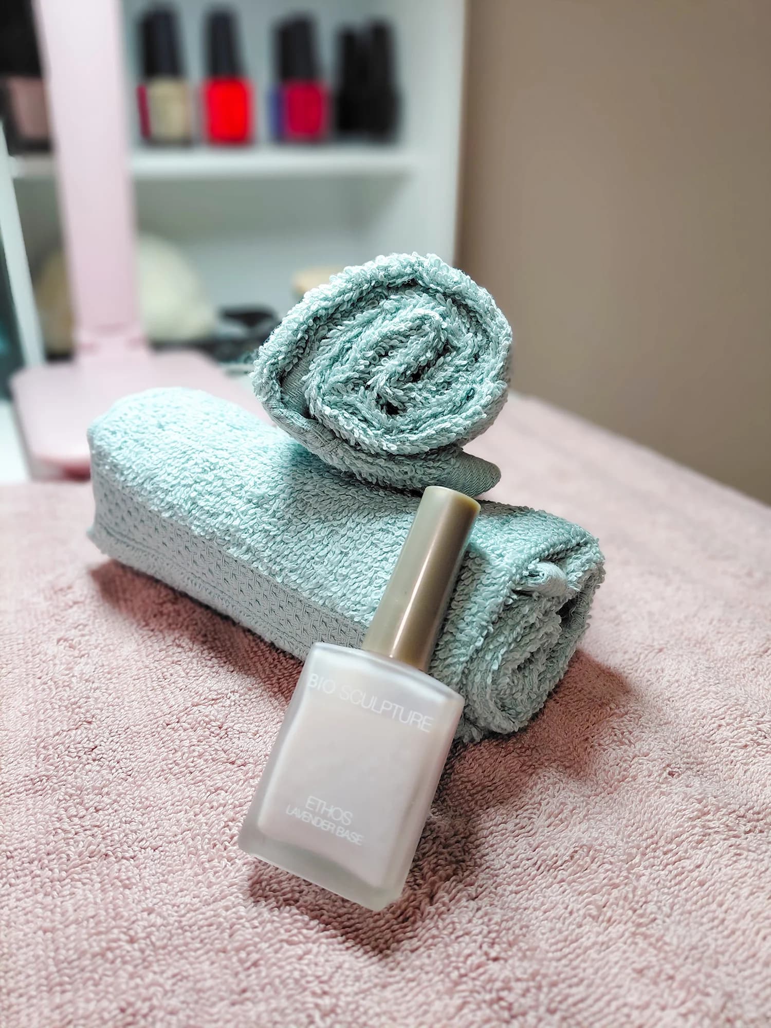 Bylinková manikúra s relaxační masáží šíje: 75 min. péče a odpočinku