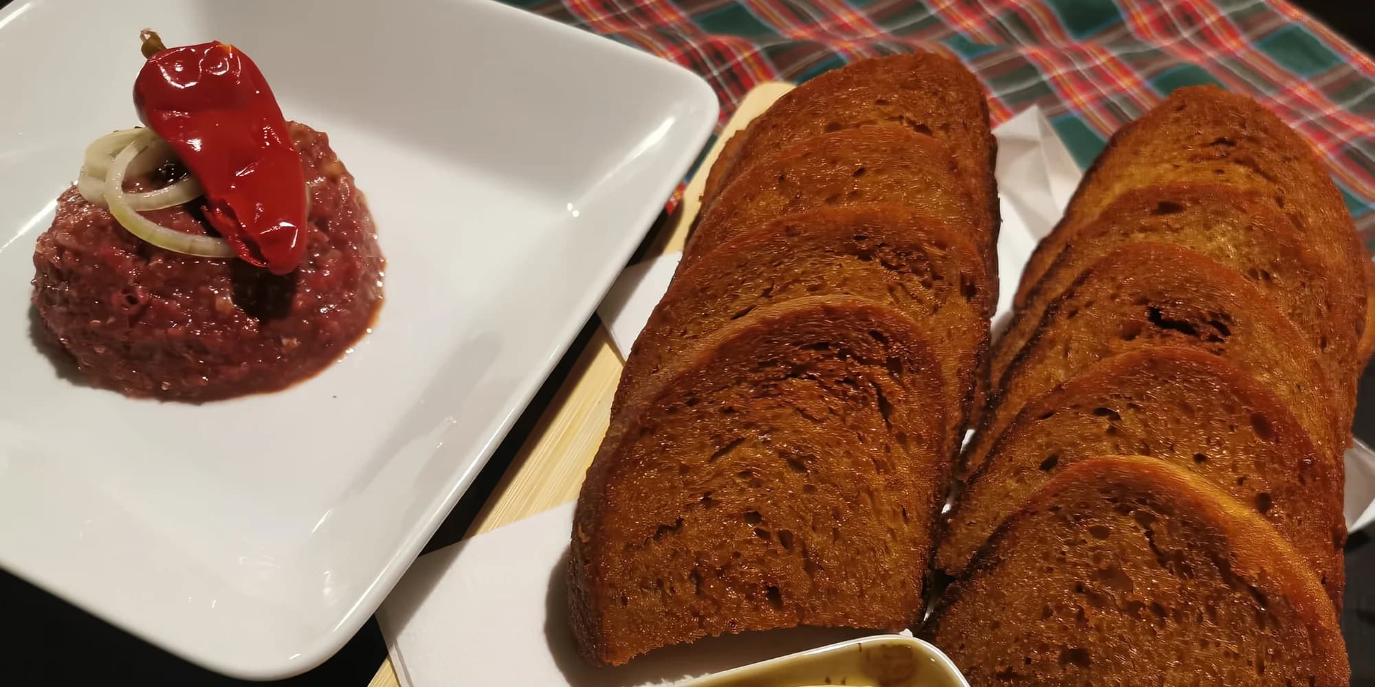 250g hovězí tatarák s topinkami: namíchaný nebo k vlastní úpravě