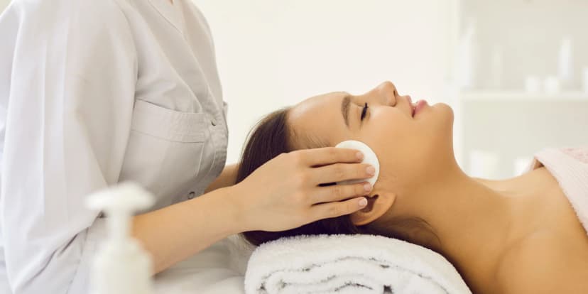 Rozmazlete svou pleť: mikroproudová terapie, karboxyterapie či hloubková liftingová masáž