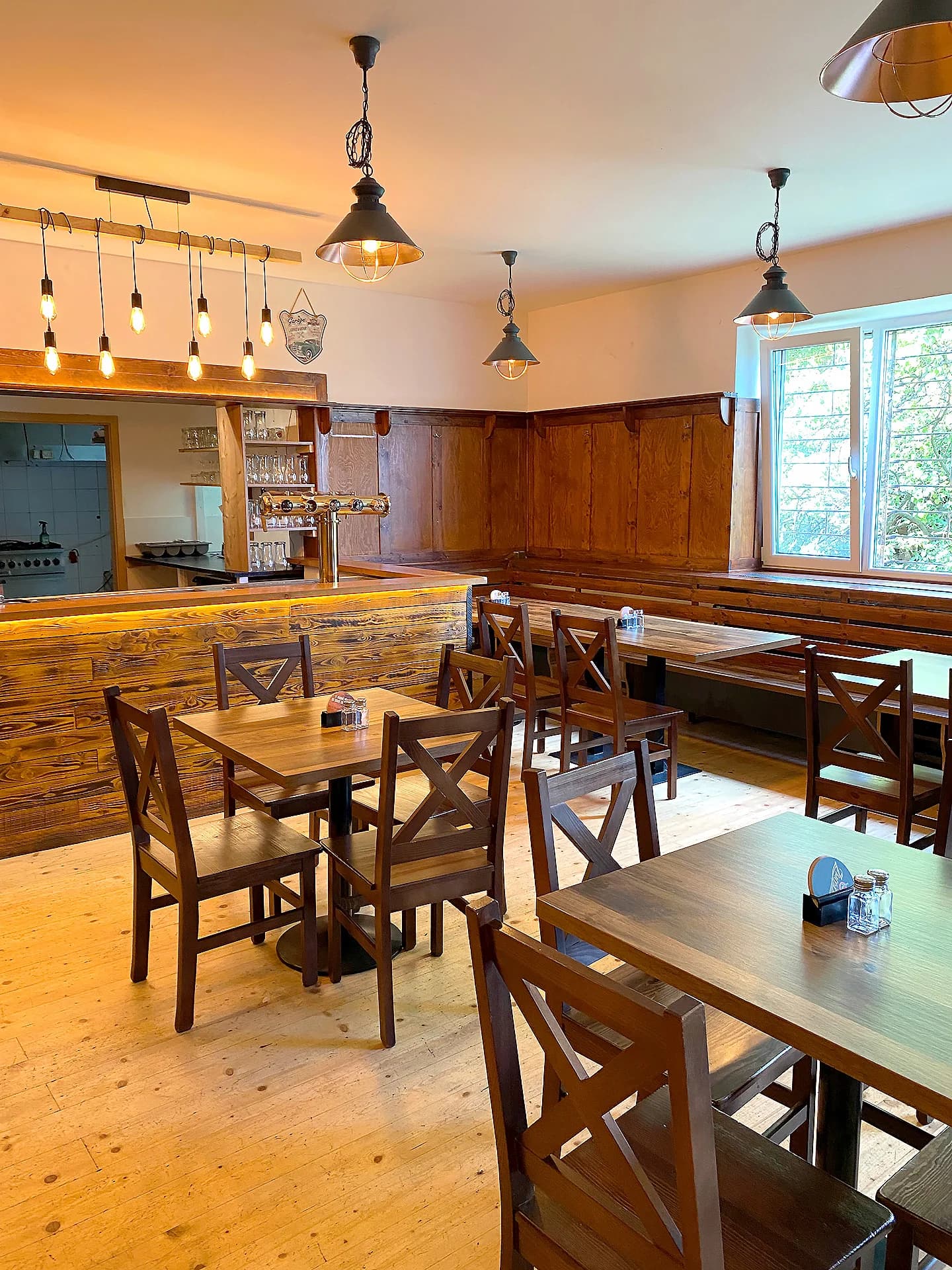 Otevřené vouchery na jídlo i pití v hodnotě 500-1000 Kč do restaurace Kaťák