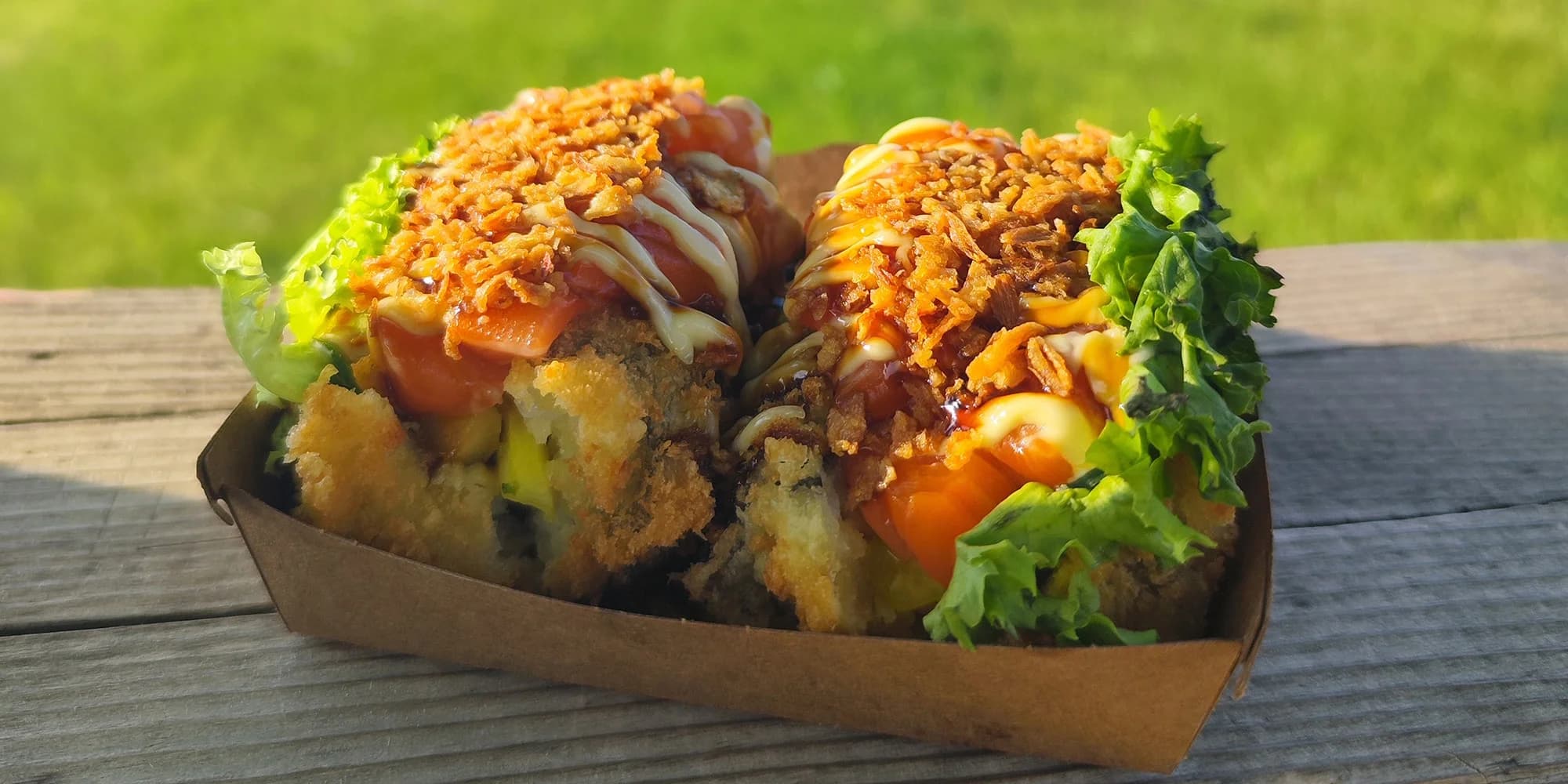 Sushidog a bubble tea na odnos s sebou pro 1 i 2 osoby: s lososem, trhaným masem nebo krevetami