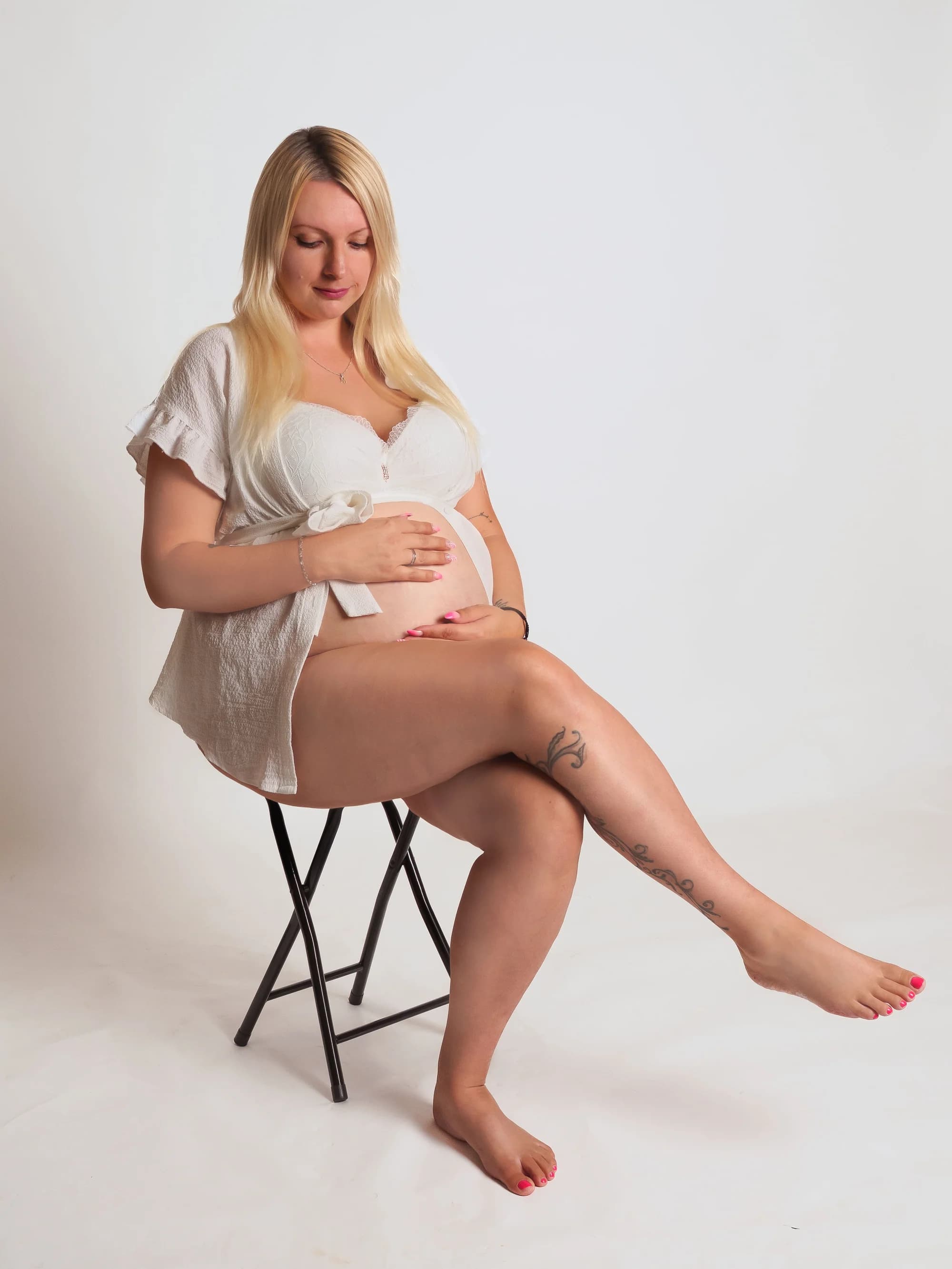 Zajistěte si vzpomínku na celý život: těhotenské focení v ateliéru či exteriéru, 5–15 upravených fotografií