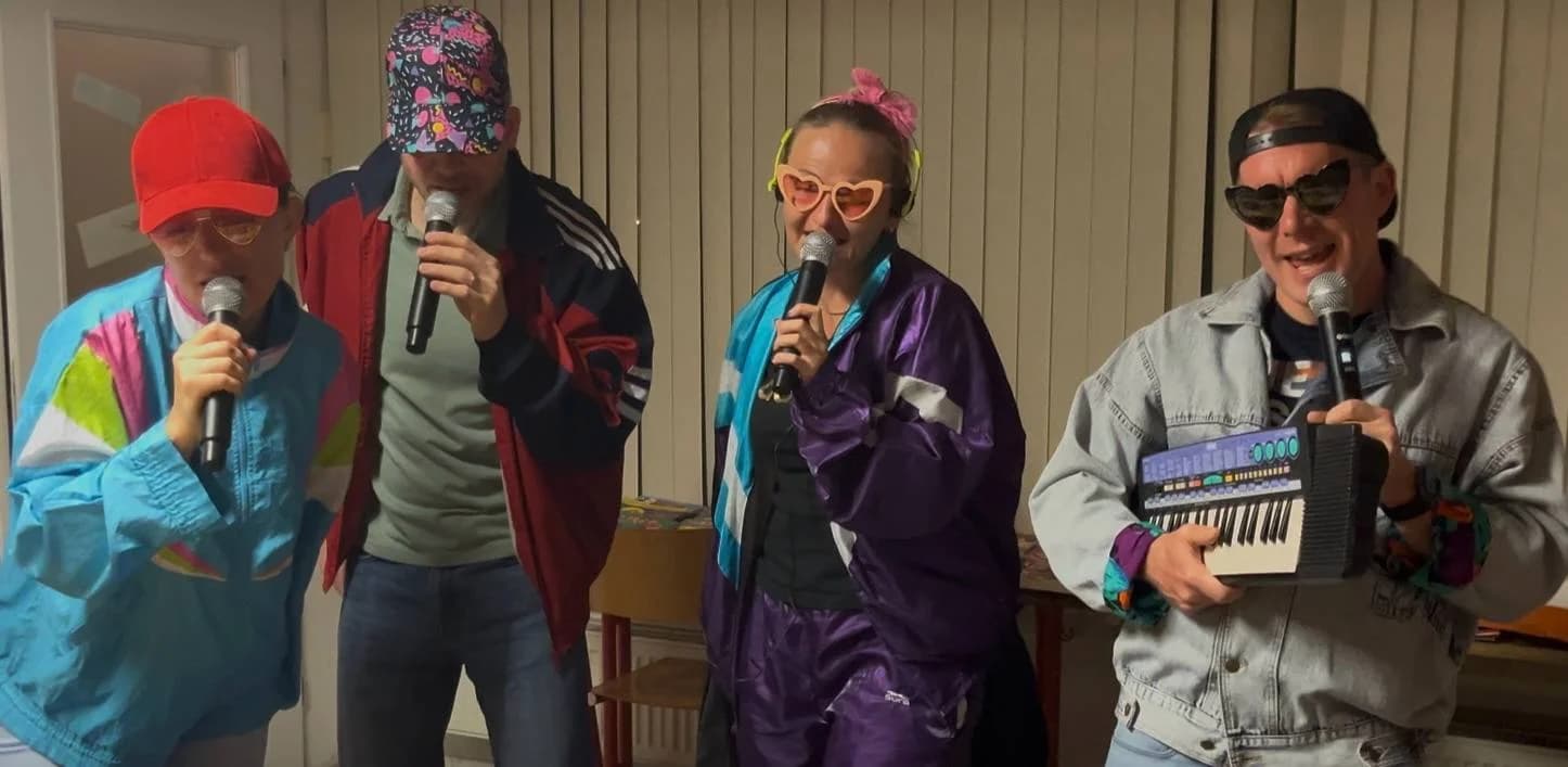 Karaoke párty v 90's World: 2 hodiny zábavy až pro 9 osob, vč. vstupu do zážitkového muzea