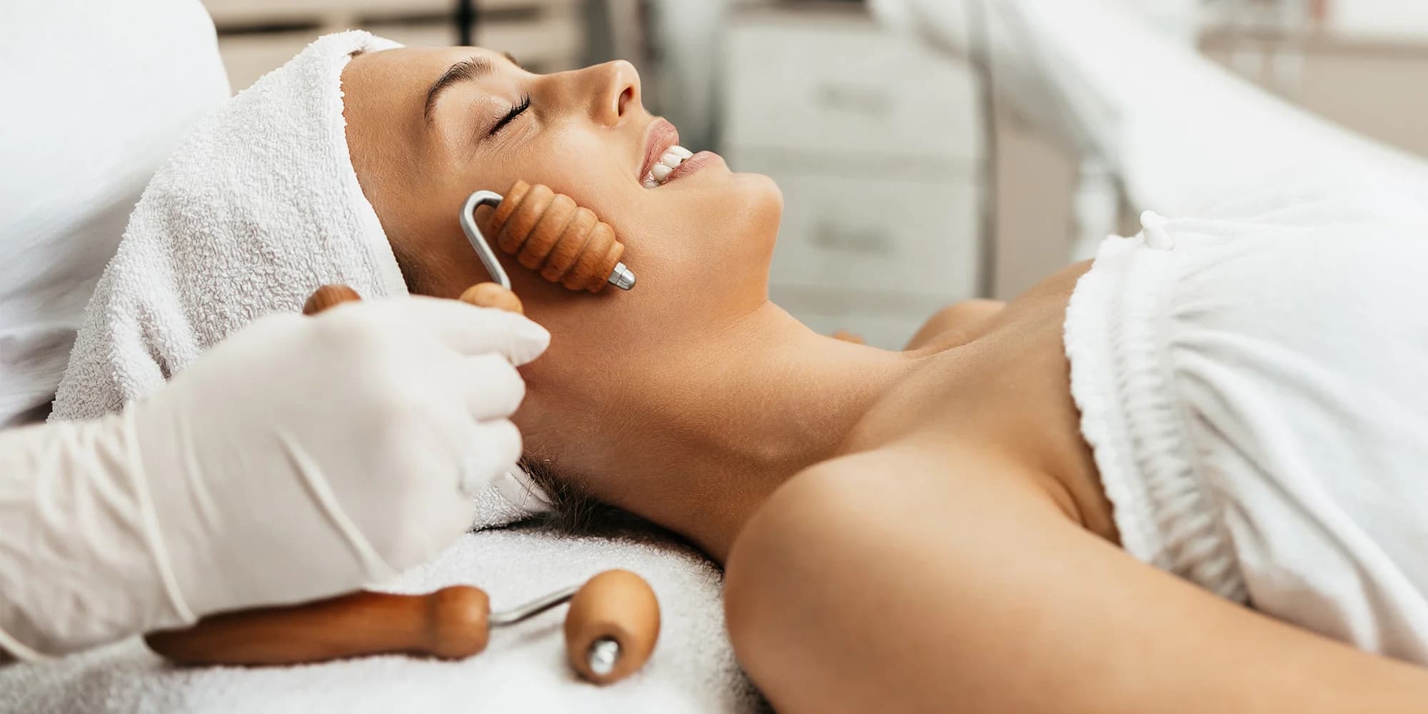 Pro redukci vrásek, otoků a zpevnění pleti: maderoterapie obličeje vč. masky