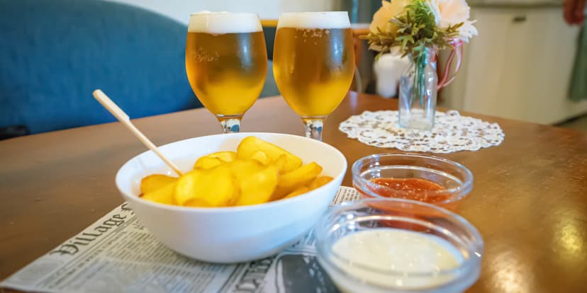 Pochutnejte si a zavzpomínejte zároveň: pivo a bramborové lupínky v prvorepublikové kavárně