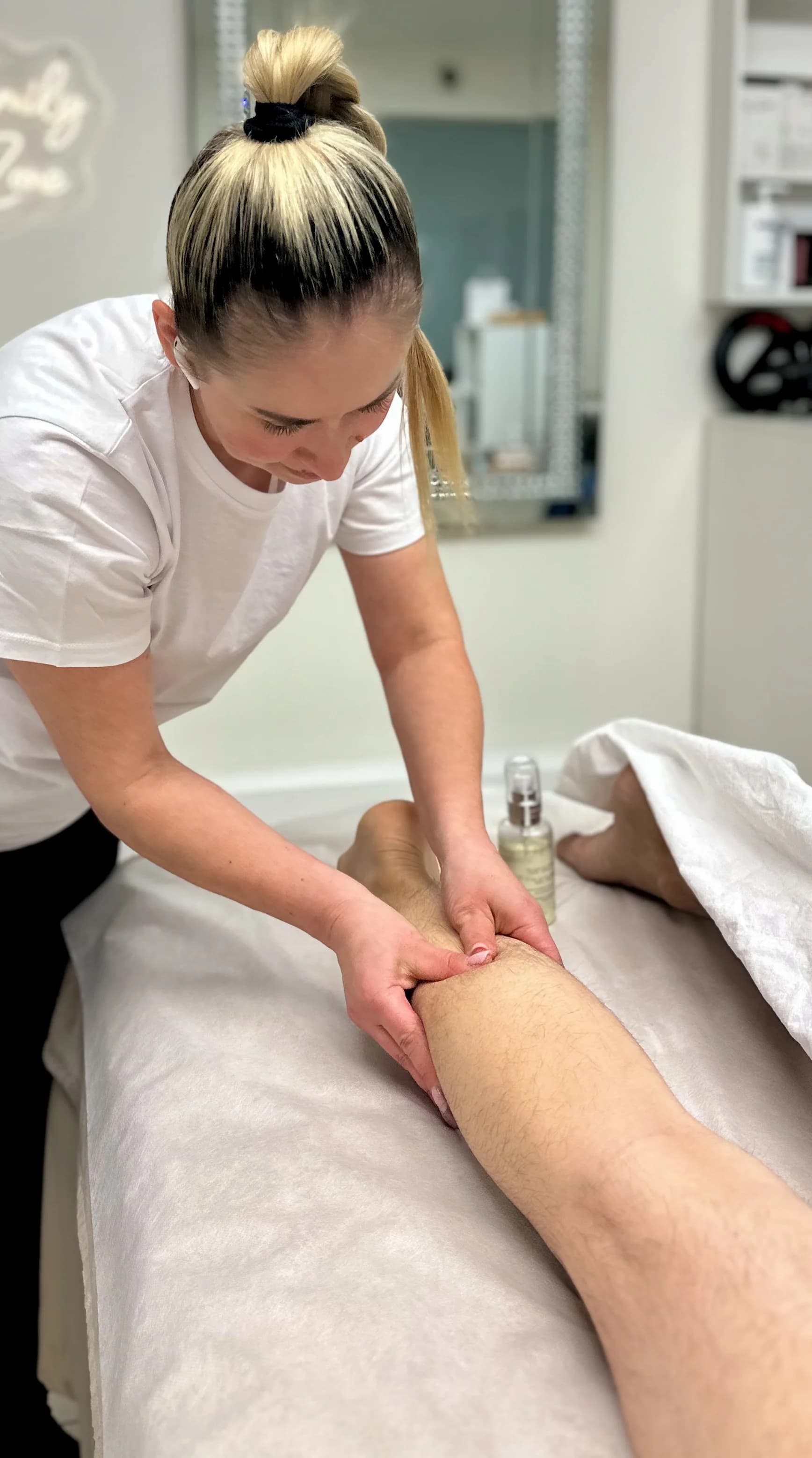 Masáž se zábalem pro pevnější pokožku a podporu lymfatického systému