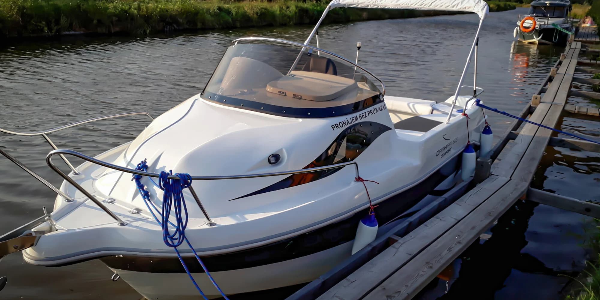 Celodenní pronájem motorového člunu na Baťově kanálu: plavidlo až pro 6 osob, bez nutnosti průkazu VMP