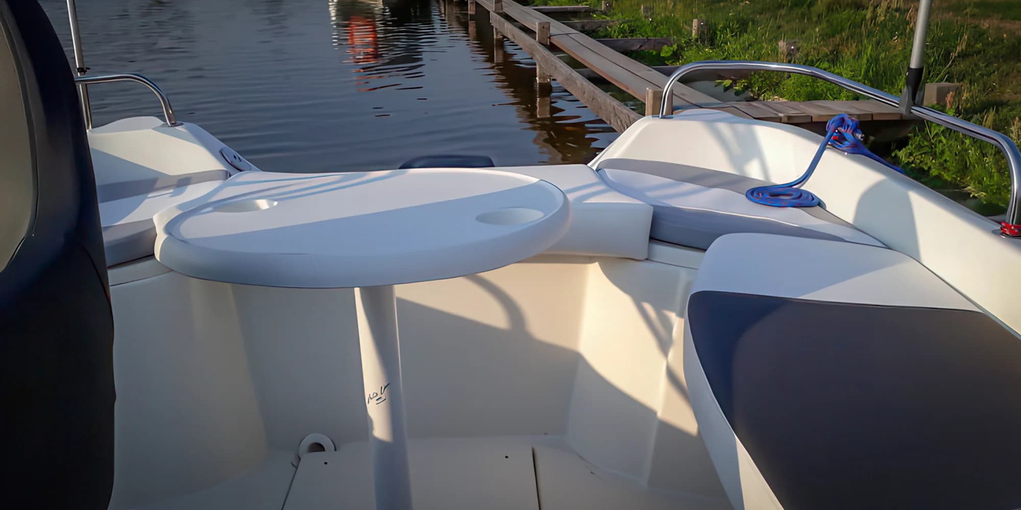 Celodenní pronájem motorového člunu na Baťově kanálu: plavidlo až pro 6 osob, bez nutnosti průkazu VMP