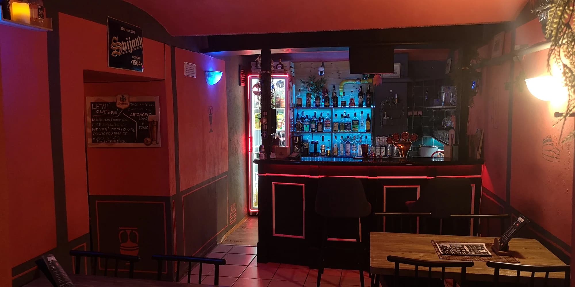 2 libovolné drinky dle výběru i vodní dýmka s mixem tabáků