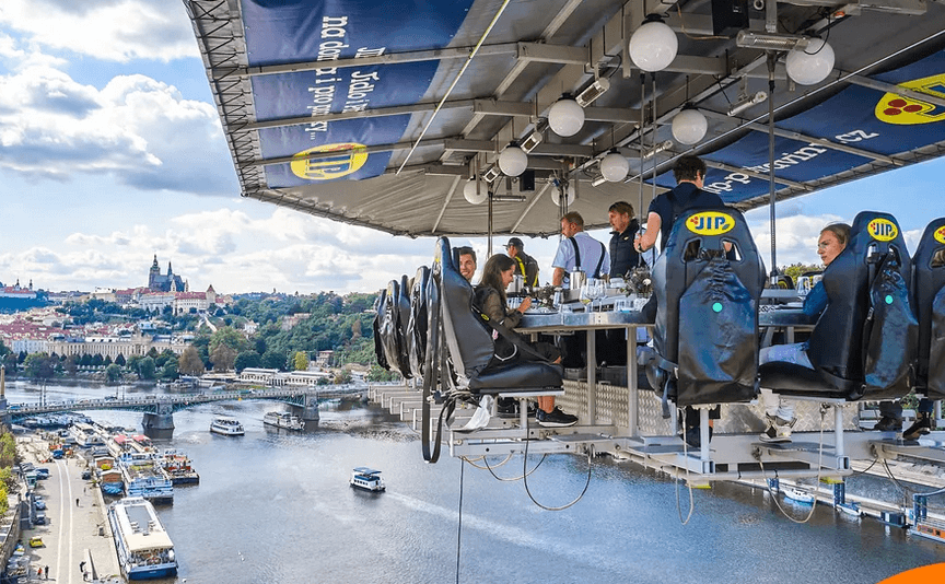 Tapas a šumivé víno Cava v oblacích nad Prahou