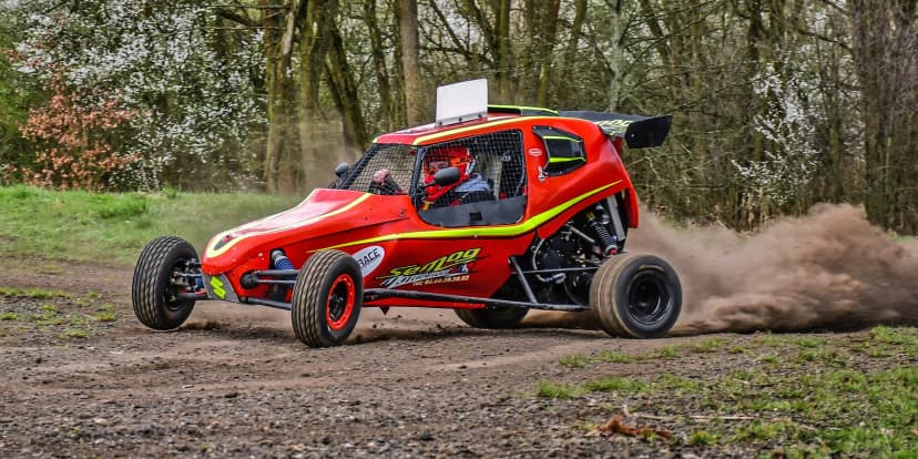 Adrenalinová jízda v buggy na závodním okruhu: 3, 5 nebo 7 kol včetně instruktážního kola
