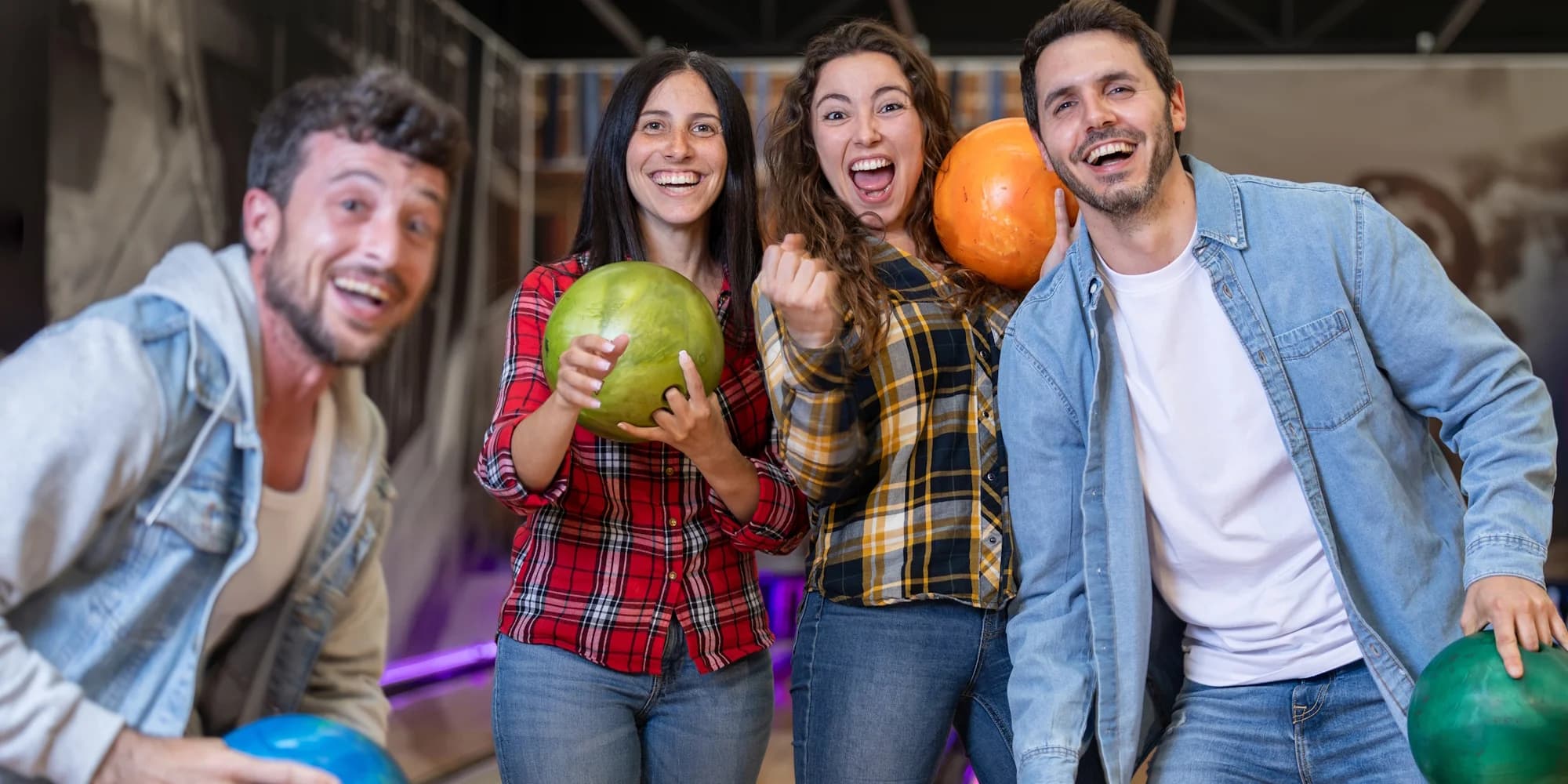Hodina bowlingu až pro 8 osob a marinovaná žebra v hotelové restauraci